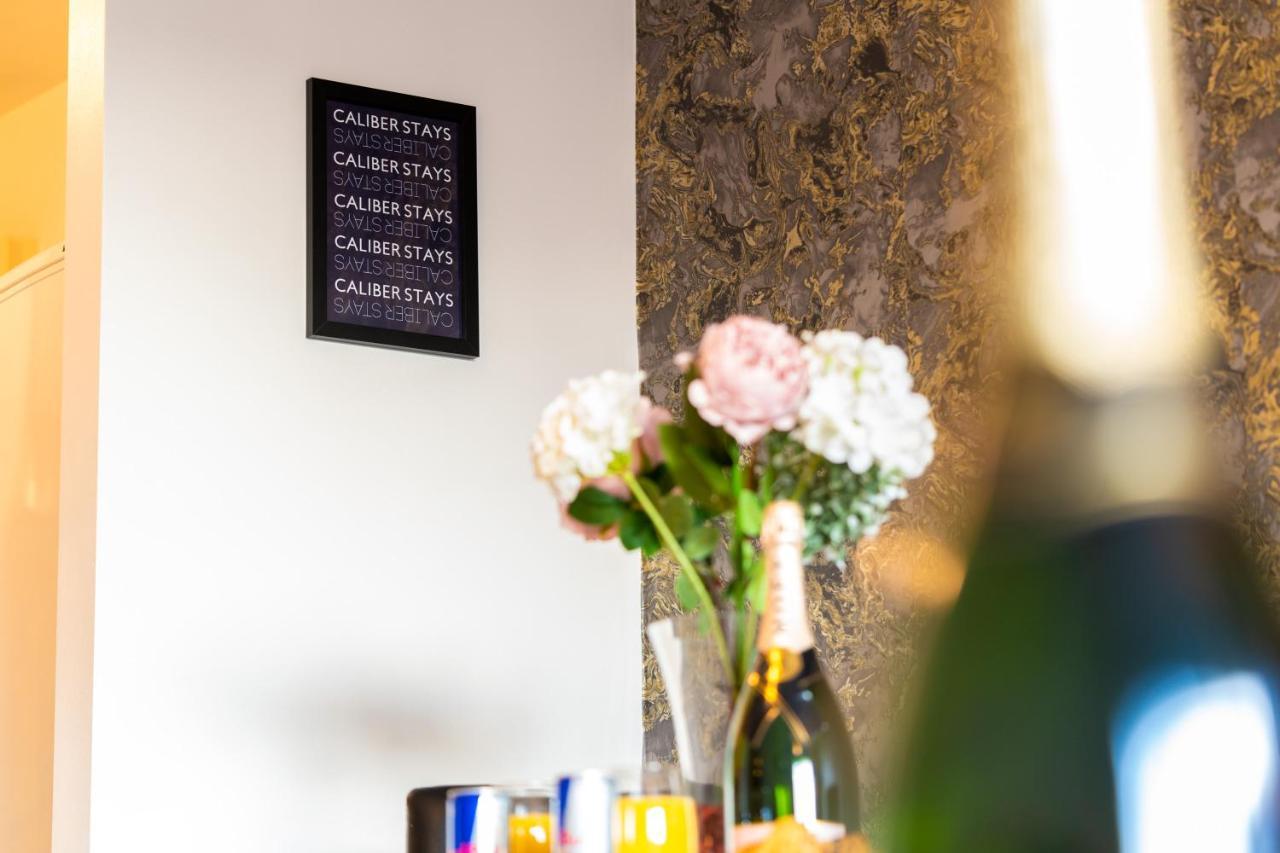 Caliber Stays Birmingham Bliss - Medusa Suite Apartments - Central 2-Bed Retreat - City Attractions, Sleeps 4, Free Netflix, Nearby Parking & Close Proximity - Bullring, Grand Central, The Cube - 5 Minutes Walk Bagian luar foto