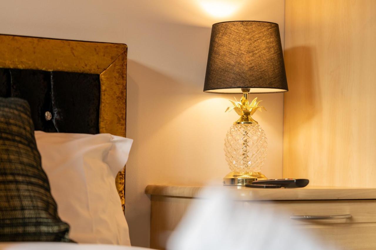 Caliber Stays Birmingham Bliss - Medusa Suite Apartments - Central 2-Bed Retreat - City Attractions, Sleeps 4, Free Netflix, Nearby Parking & Close Proximity - Bullring, Grand Central, The Cube - 5 Minutes Walk Bagian luar foto