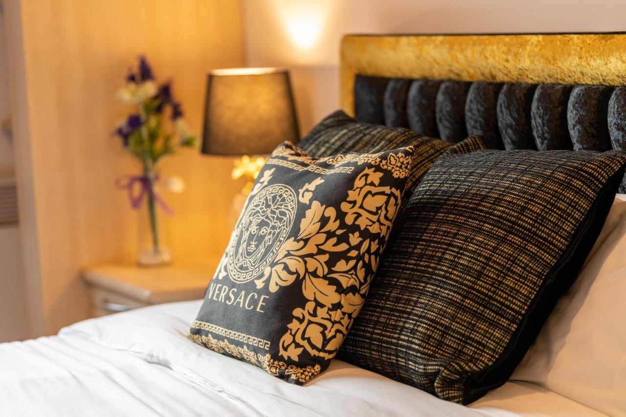 Caliber Stays Birmingham Bliss - Medusa Suite Apartments - Central 2-Bed Retreat - City Attractions, Sleeps 4, Free Netflix, Nearby Parking & Close Proximity - Bullring, Grand Central, The Cube - 5 Minutes Walk Bagian luar foto