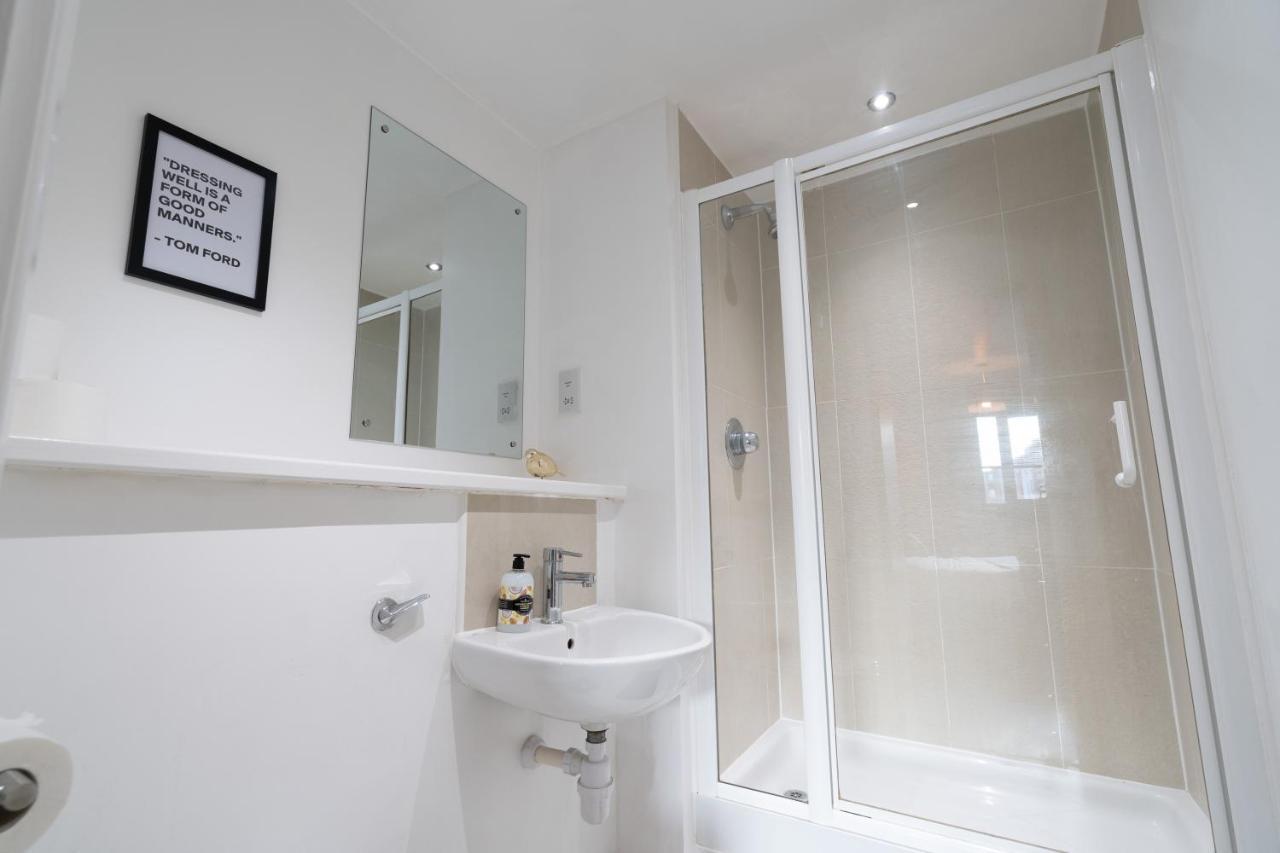Caliber Stays Birmingham Bliss - Medusa Suite Apartments - Central 2-Bed Retreat - City Attractions, Sleeps 4, Free Netflix, Nearby Parking & Close Proximity - Bullring, Grand Central, The Cube - 5 Minutes Walk Bagian luar foto