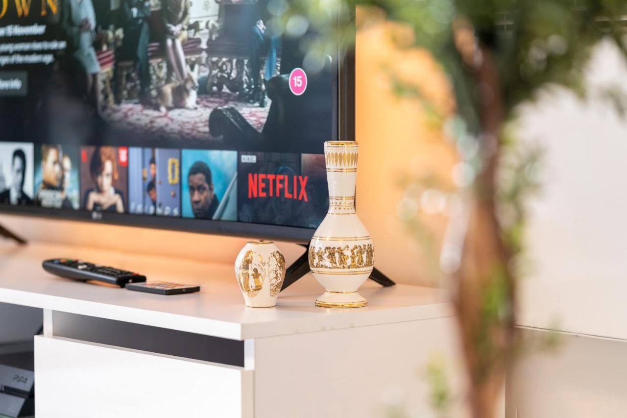 Caliber Stays Birmingham Bliss - Medusa Suite Apartments - Central 2-Bed Retreat - City Attractions, Sleeps 4, Free Netflix, Nearby Parking & Close Proximity - Bullring, Grand Central, The Cube - 5 Minutes Walk Bagian luar foto